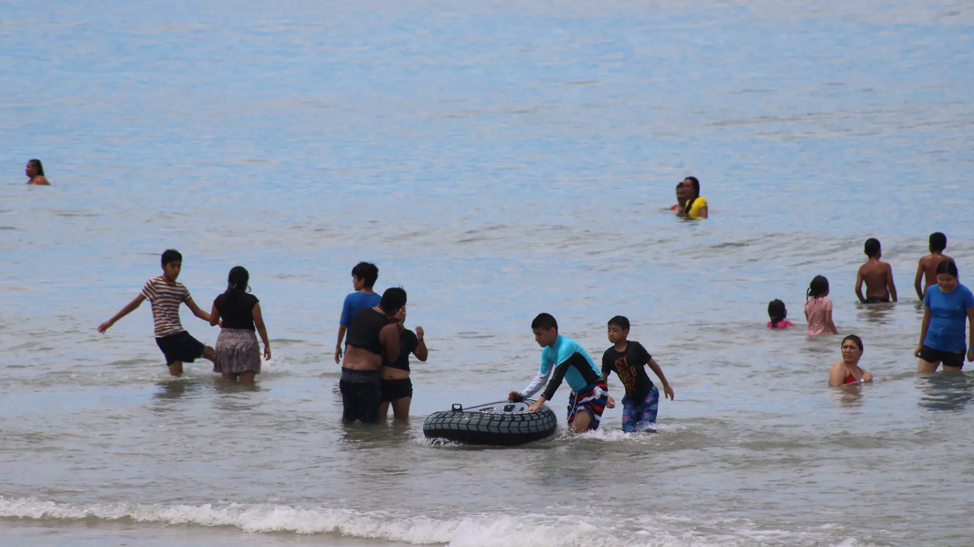 Turistas optaron por darse un buen chapuzón en las aguas del Golfo de México